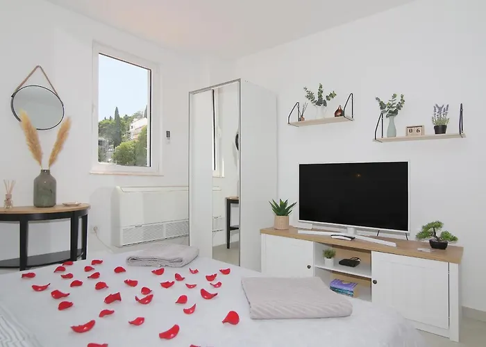 Kenova Studio Apartment